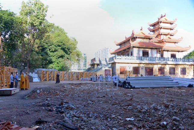 Ngoài chánh điện được trùng tu năm 2010 được giữ lại, còn tất cả được hạ giải để tái thiết