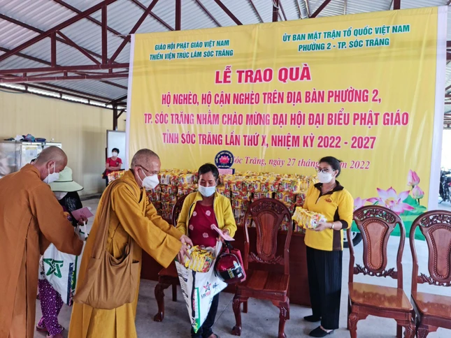 Chư tôn đức hướng dẫn người dần chọn các phần quà tại các gian hàng được trưng bày