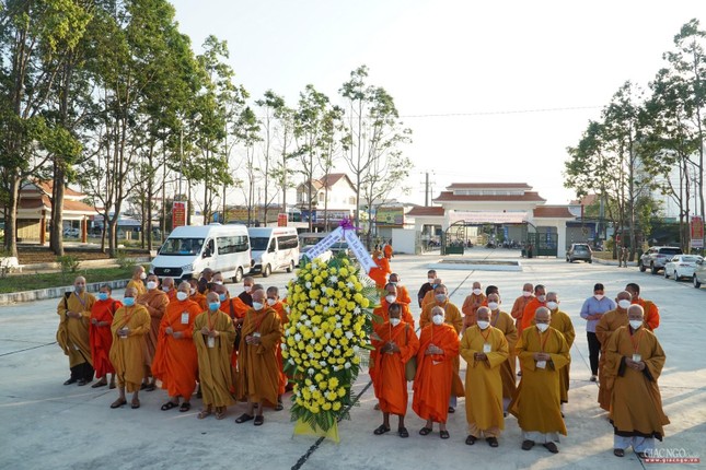 Đại biểu đặt vòng hoa viếng các anh hùng liệt sĩ