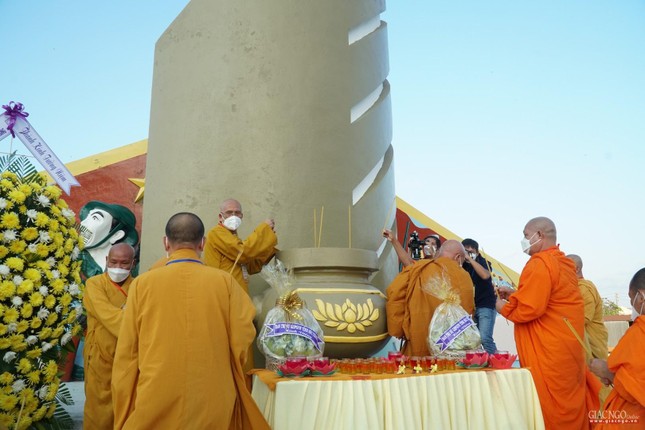 Dâng hương tưởng niệm