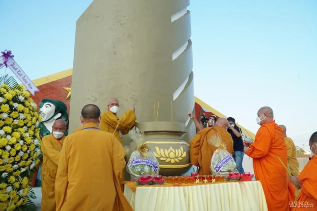 Dâng hương tưởng niệm