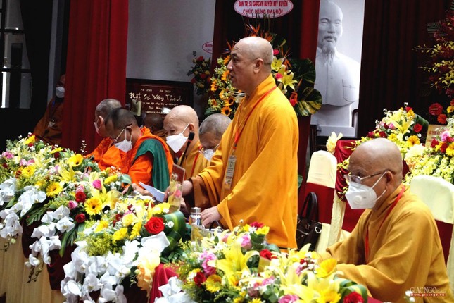 Hòa thượng Thích Huệ Thông lấy ý kiến biểu quyết thông qua Nghị quyết Đại hội