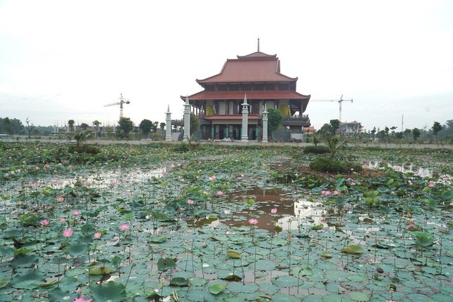 Phía trước chánh điện mới