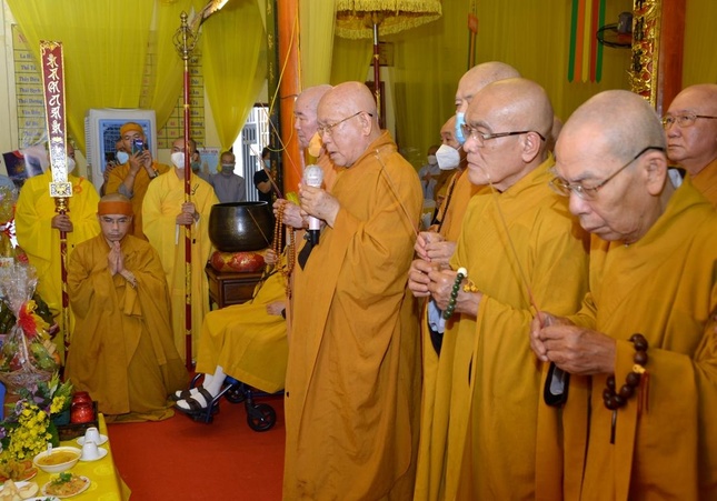 Chư tôn đức thắp hương tưởng niệm cố Hòa thượng Thích Hạnh Thu