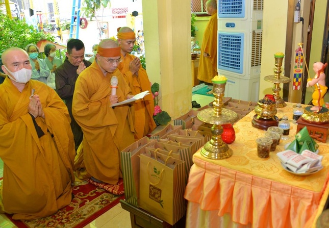 Đại đức Thích Đồng Quý dâng lời tưởng niệm và tác bạch cúng dường trai Tăng