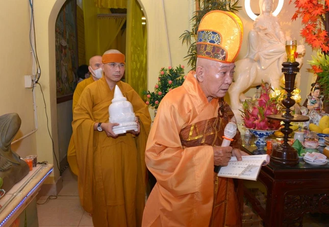 Hòa thượng Thích Thiện Lương, sám chủ lễ chung thất, hướng dẫn môn đồ thỉnh linh cốt nhập tháp Hòa thượng Thích Thiện Lương, sám chủ lễ chung thất, hướng dẫn môn đồ thỉnh linh cốt nhập tháp