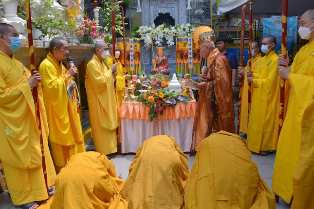 Môn đồ đảnh lễ, cảm niệm thâm ân hóa độ của tôn sư Môn đồ đảnh lễ, cảm niệm thâm ân hóa độ của tôn sư