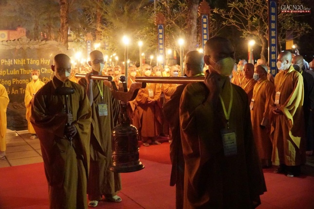 Ban Quản giới tử Tăng hướng dẫn các giới tử tuần chiếu Ban Quản giới tử Tăng hướng dẫn các giới tử tuần chiếu