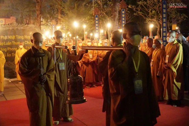 Ban Quản giới tử Tăng hướng dẫn các giới tử tuần chiếu