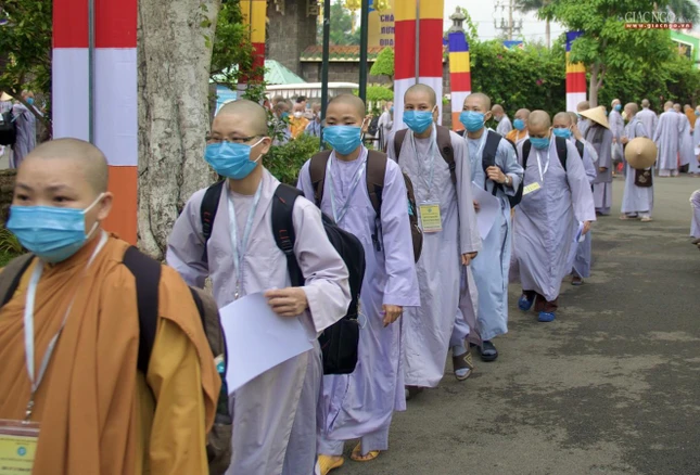 Các giới tử Tỳ-kheo-ni đến làm thủ tục nhập giới trường