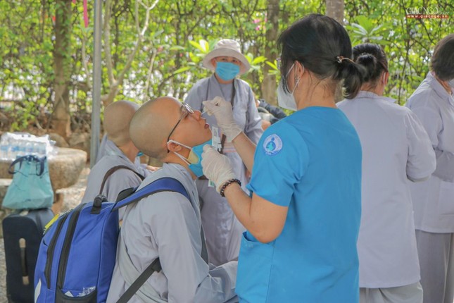 Tất cả giới tử, người tham dự Đại giới đàn được test nhanh để đảm bảo công tác phòng chống dịch