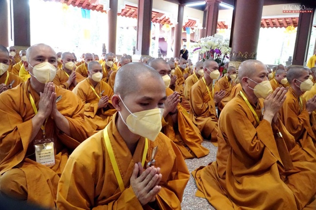 Các giới tử thọ Tỳ-kheo tụng Luật tại chánh điện thiền viện Thường Chiếu