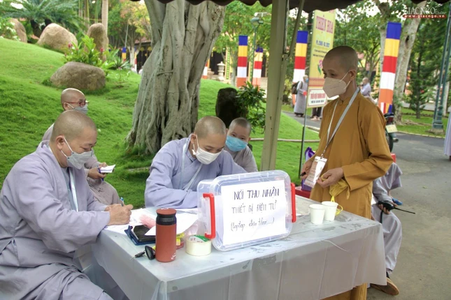 Trong suốt thời gian thọ giới, các giới tử không được sử dụng các thiết bị điện tử