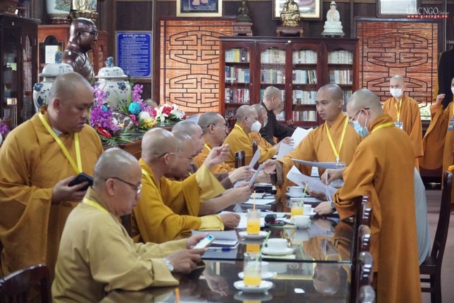 Các giám khảo thảo luận để chọn ra bài đạt điểm cao