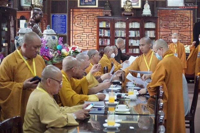 Các giám khảo thảo luận để chọn ra bài đạt điểm cao Các giám khảo thảo luận để chọn ra bài đạt điểm cao