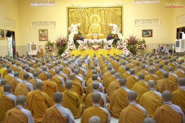 Các giới tử Tỳ-kheo-ni tụng Luật tại chánh điện thiền viện Linh Chiếu Các giới tử Tỳ-kheo-ni tụng Luật tại chánh điện thiền viện Linh Chiếu