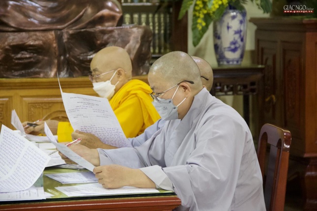 Các giới tử đều hoàn thành phần thi tự luận đúng thời gian quy định Các giới tử thọ Tỳ-kheo tụng Luật tại chánh điện thiền viện Thường Chiếu Mỗi giới tử phải tụng bốn cuốn Luật trường hàng Nhiếp tâm để hòa cùng đại chúng Cùng thời gian chư Tăng, thì tại giới trường Ni cũng tiến hành tụng Luật Chư Ni Hệ phái Khất sĩ Các giới tử Tỳ-kheo-ni tụng Luật tại chánh điện thiền viện Linh Chiếu