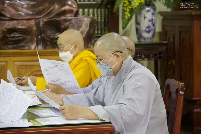 Các giới tử đều hoàn thành phần thi tự luận đúng thời gian quy định Các giới tử thọ Tỳ-kheo tụng Luật tại chánh điện thiền viện Thường Chiếu Mỗi giới tử phải tụng bốn cuốn Luật trường hàng Nhiếp tâm để hòa cùng đại chúng Cùng thời gian chư Tăng, thì tại giới trường Ni cũng tiến hành tụng Luật Chư Ni Hệ phái Khất sĩ Các giới tử Tỳ-kheo-ni tụng Luật tại chánh điện thiền viện Linh Chiếu Các giới tử đều hoàn thành phần thi tự luận đúng thời gian quy định Các giới tử thọ Tỳ-kheo tụng Luật tại chánh điện thiền viện Thường Chiếu Mỗi giới tử phải tụng bốn cuốn Luật trường hàng Nhiếp tâm để hòa cùng đại chúng Cùng thời gian chư Tăng, thì tại giới trường Ni cũng tiến hành tụng Luật Chư Ni Hệ phái Khất sĩ Các giới tử Tỳ-kheo-ni tụng Luật tại chánh điện thiền viện Linh Chiếu