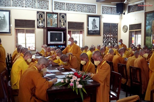 Các giới tử Tỳ-kheo làm bài tự luận