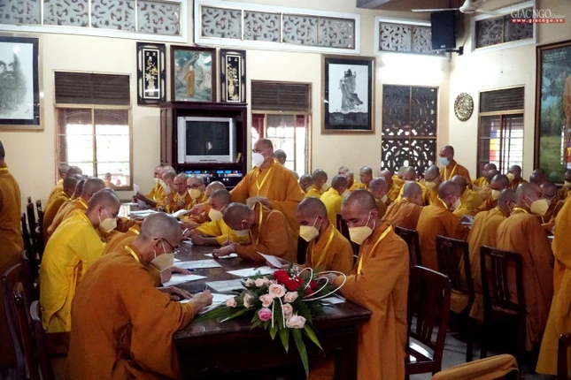 Các giới tử Tỳ-kheo làm bài tự luận Các giới tử Tỳ-kheo làm bài tự luận