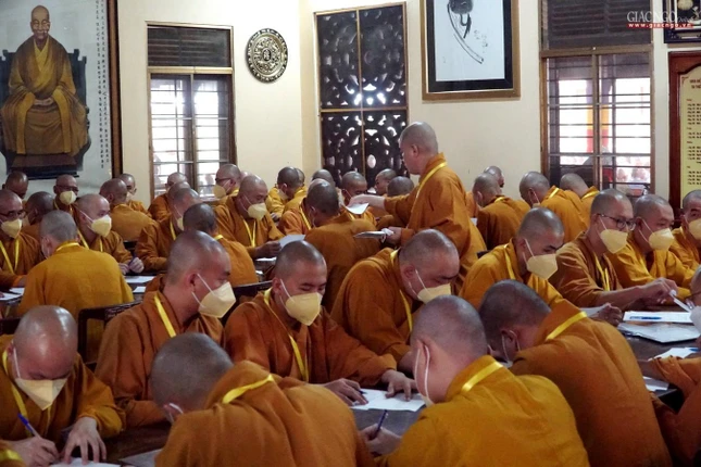 Ban Giám khảo phát đề thi đến các giới tử Ban Giám khảo phát đề thi đến các giới tử