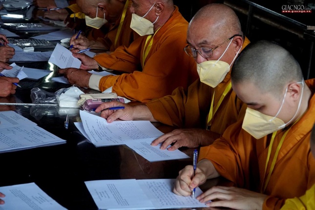 Giới tử Tỳ-kheo chăm chú làm bài