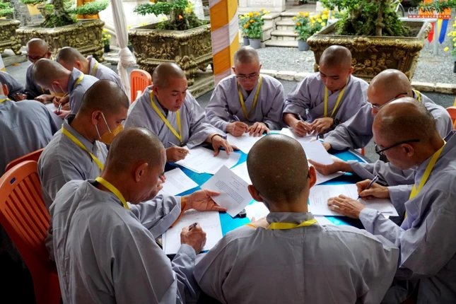 Các giới tử Sa-di cũng làm bài thi trong yên lặng Các giới tử Sa-di cũng làm bài thi trong yên lặng