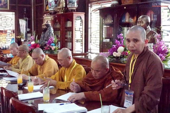 Thượng tọa Thích Nguyên Hùng phổ biến các ý để chấm điểm bài thi tự luận