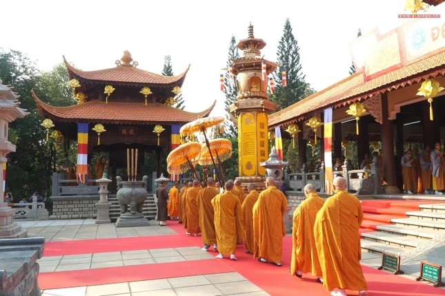 Ban Quản giới tử họp Thượng tọa Thích Tâm Hạnh, Trưởng ban Quản Giới tử triển khai một số công việc cho lễ đăng đàn truyền Tỳ-Kheo ngày mai 18-4. Đại đức Thích Trung Nghĩa hướng dẫn các giới tử Tỳ-kheo sám hối Một số Phật tử cũng hướng tâm cùng sám hối với các giới tử