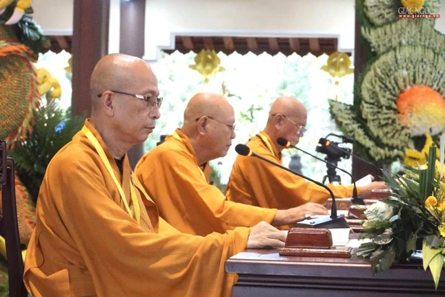 Tam sư truyền đàn giới Sa-di