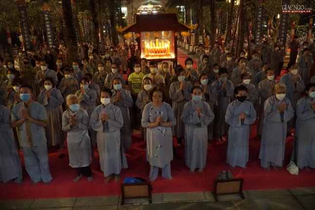 Một số Phật tử cũng hướng tâm cùng sám hối với các giới tử