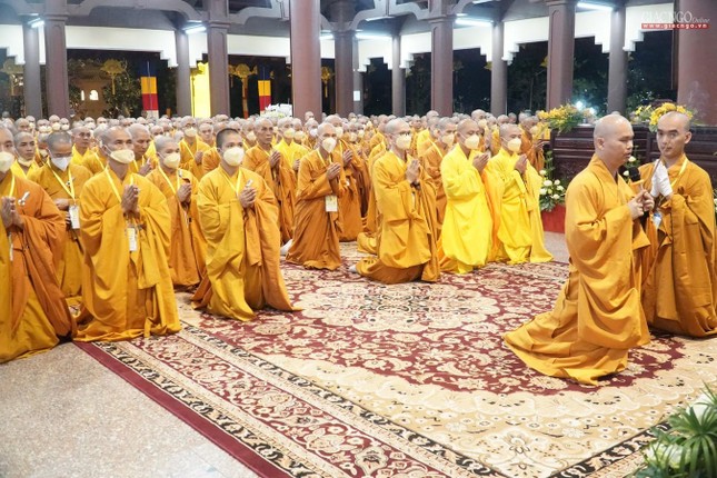 Đại đức Thích Trung Nghĩa hướng dẫn các giới tử Tỳ-kheo sám hối