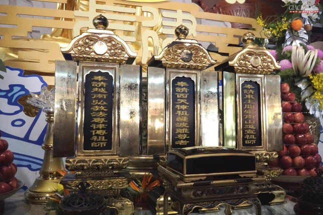 Thỉnh Giới Bổn an trí tại giới trường