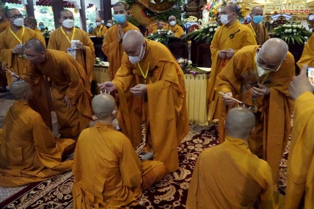 Tấn hướng cúng dường Tam bảo sau khi đã Phát nguyện lãnh thọ Bồ-tát giới