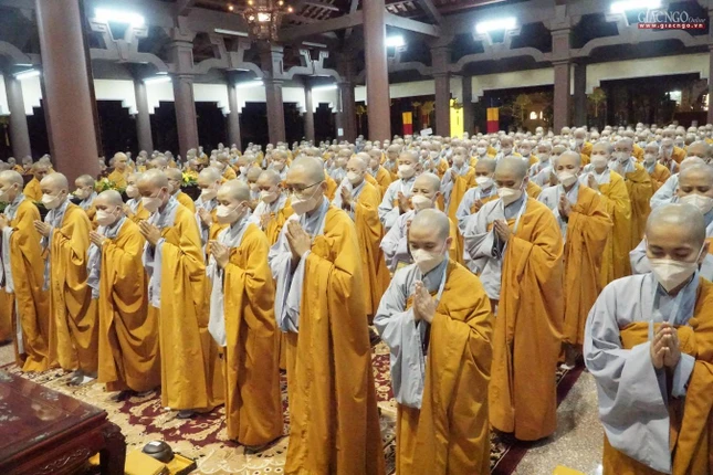 Các giới tử Ni chí thành lãnh Bồ-tát giới Các giới tử Ni chí thành lãnh Bồ-tát giới