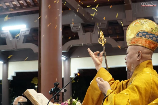 Hòa thượng Thích Lệ Trang gia trì pháp sự