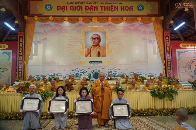 Hòa thượng Trưởng ban Tổ chức tặng Bằng tuyên dương công đức cho các Phật tử phát tâm ngoại hộ Đại giới đàn