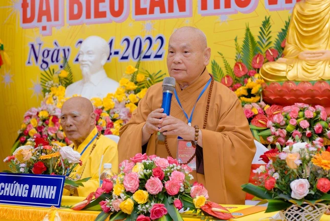 Hòa thượng Chủ tịch lấy ý kiến biểu quyết và ban đạo từ