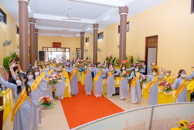 Gia đình Phật tử dâng hoa cúng dường