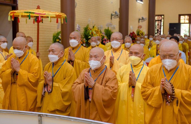 Chư tôn đức niệm Phật cầu gia hộ và chào quốc kỳ, đạo kỳ trước khi khai mạc đại hội