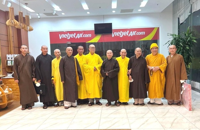 Cung nghinh Hòa thượng Chủ tịch Hội đồng Trị sự và chư tôn đức về chứng minh, tham dự đại hội