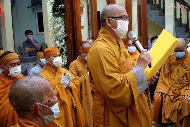 Thượng tọa Thích Tâm Chơn đọc Quyết định truy phong giáo phẩm của Hội đồng Trị sự GHPGVN