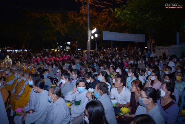 Đông đảo Phật tử và người dân cùng hòa vào niềm hân hoan ngày Phật đản Đông đảo Phật tử và người dân cùng hòa vào niềm hân hoan ngày Phật đản