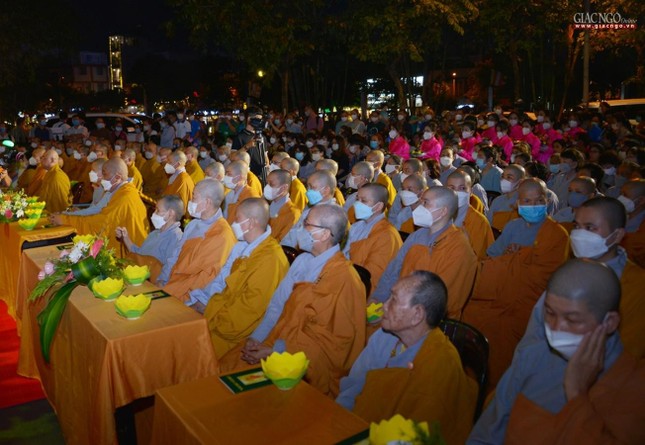 Chư Ni các tự viện tham dự lễ khai kinh và thắp sáng 7 đóa sen Chư Ni các tự viện tham dự lễ khai kinh và thắp sáng 7 đóa sen