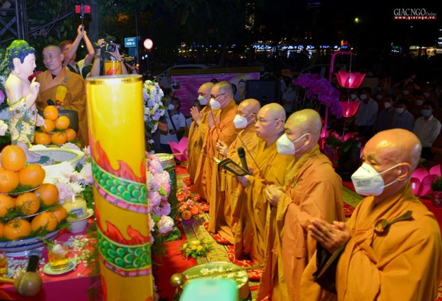Chư tôn đức niệm hương khai mạc Tuần lễ Phật đản lễ đài Phật giáo quận - Quan Âm tu viện Chư tôn đức niệm hương khai mạc Tuần lễ Phật đản lễ đài Phật giáo quận - Quan Âm tu viện