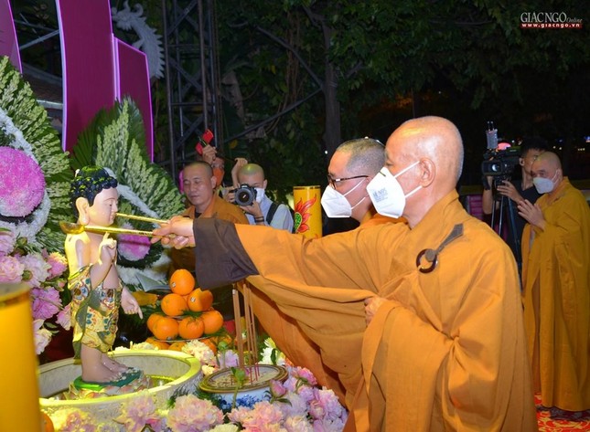 Tẩy đi những uế trược đeo bám tâm thức nhiều đời Tẩy đi những uế trược đeo bám tâm thức nhiều đời