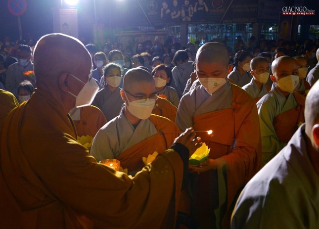 Truyền đăng để ánh sáng mãi được lưu truyền từ thế hệ này đến thế hệ khác Truyền đăng để ánh sáng mãi được lưu truyền từ thế hệ này đến thế hệ khác