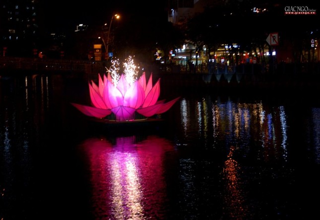 Thắp sáng niềm tin về sự hồi sinh sau đại dịch Thắp sáng niềm tin về sự hồi sinh sau đại dịch