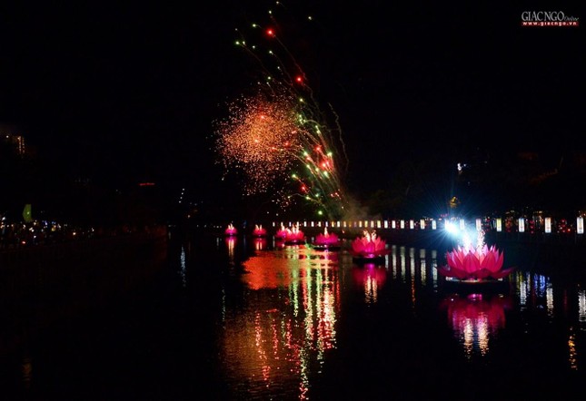 Sen đã vượt lên khỏi bùn và tỏa rạng Sen đã vượt lên khỏi bùn và tỏa rạng