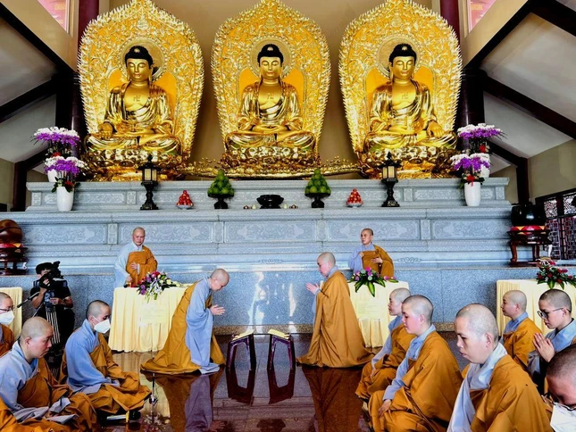 Ni sư Như Nguyệt và Ni sư Như Từ đối thú an cư trước, sau đó sẽ nhận đối thú của đại chúng